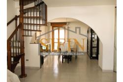 Appartamento con garage - Sturno (AV) via Raffaello, a soli 850 metri da piazza Municipio, proponiamo in vendita appartamento di complessi mq. 180,00 oltre balconi e box auto di mq. 15,00 ca.