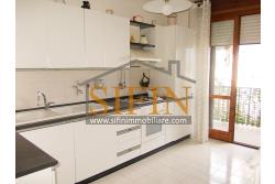 Appartamento con garage - Sturno (AV) via Raffaello, a soli 850 metri da piazza Municipio, proponiamo in vendita appartamento di complessi mq. 180,00 oltre balconi e box auto di mq. 15,00 ca.