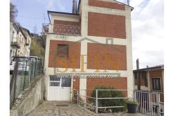 Palazzina con giardino - Carife, via Contardi, in posizione sovrastante e panoramica, proponiamo in vendita palazzina di compressivi mq. 240,00