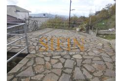 Palazzina con giardino - Carife, via Contardi, in posizione sovrastante e panoramica, proponiamo in vendita palazzina di compressivi mq. 240,00