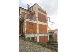 Palazzina con giardino - Carife, via Contardi, in posizione sovrastante e panoramica, proponiamo in vendita palazzina di compressivi mq. 240,00