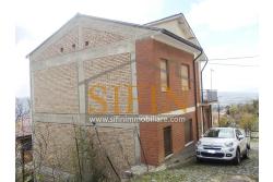 Palazzina con giardino - Carife, via Contardi, in posizione sovrastante e panoramica, proponiamo in vendita palazzina di compressivi mq. 240,00