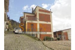 Palazzina con giardino - Carife, via Contardi, in posizione sovrastante e panoramica, proponiamo in vendita palazzina di compressivi mq. 240,00