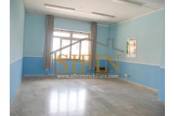 Locale Commerciale - Grottaminarda (AV) via Condotto, proponiamo in locazione locale commerciale di mq. 400,00 oltre a mq. 450,00 di piazzale ad uso esclusivo.