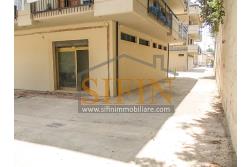 Locale Commerciale - Grottaminarda (AV) via Condotto, proponiamo in locazione locale commerciale di mq. 400,00 oltre a mq. 450,00 di piazzale ad uso esclusivo.