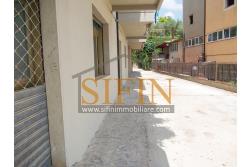 Locale Commerciale - Grottaminarda (AV) via Condotto, proponiamo in locazione locale commerciale di mq. 400,00 oltre a mq. 450,00 di piazzale ad uso esclusivo.