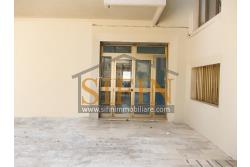 Locale Commerciale - Grottaminarda (AV) via Condotto, proponiamo in locazione locale commerciale di mq. 400,00 oltre a mq. 450,00 di piazzale ad uso esclusivo.