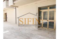 Locale Commerciale - Grottaminarda (AV) via Condotto, proponiamo in locazione locale commerciale di mq. 400,00 oltre a mq. 450,00 di piazzale ad uso esclusivo.