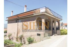Villa con Giardino - A Villamaina, a soli 300 metri da Piazza Risorgimento, proponiamo in vendita una villa indipendente disposta su tre livelli, di complessivi mq. 300,00 oltre giardino di mq. 350,00 ca. ideale per chi è alla ricerca di ampi spazi e di una soluzione abitativa versatile.