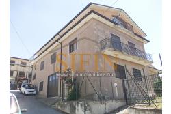 Villa con Giardino - A Villamaina, a soli 300 metri da Piazza Risorgimento, proponiamo in vendita una villa indipendente disposta su tre livelli, di complessivi mq. 300,00 oltre giardino di mq. 350,00 ca. ideale per chi è alla ricerca di ampi spazi e di una soluzione abitativa versatile.