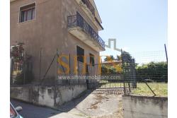 Villa con Giardino - A Villamaina, a soli 300 metri da Piazza Risorgimento, proponiamo in vendita una villa indipendente disposta su tre livelli, di complessivi mq. 300,00 oltre giardino di mq. 350,00 ca. ideale per chi è alla ricerca di ampi spazi e di una soluzione abitativa versatile.