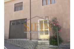Villa con Giardino - A Villamaina, a soli 300 metri da Piazza Risorgimento, proponiamo in vendita una villa indipendente disposta su tre livelli, di complessivi mq. 300,00 oltre giardino di mq. 350,00 ca. ideale per chi è alla ricerca di ampi spazi e di una soluzione abitativa versatile.