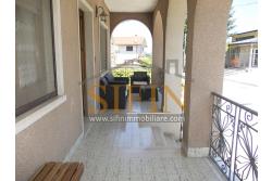 Villa con Giardino - A Villamaina, a soli 300 metri da Piazza Risorgimento, proponiamo in vendita una villa indipendente disposta su tre livelli, di complessivi mq. 300,00 oltre giardino di mq. 350,00 ca. ideale per chi è alla ricerca di ampi spazi e di una soluzione abitativa versatile.