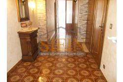 Villa con Giardino - A Villamaina, a soli 300 metri da Piazza Risorgimento, proponiamo in vendita una villa indipendente disposta su tre livelli, di complessivi mq. 300,00 oltre giardino di mq. 350,00 ca. ideale per chi è alla ricerca di ampi spazi e di una soluzione abitativa versatile.