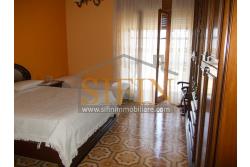 Villa con Giardino - A Villamaina, a soli 300 metri da Piazza Risorgimento, proponiamo in vendita una villa indipendente disposta su tre livelli, di complessivi mq. 300,00 oltre giardino di mq. 350,00 ca. ideale per chi è alla ricerca di ampi spazi e di una soluzione abitativa versatile.