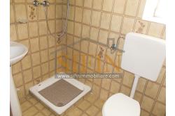 Villa con Giardino - A Villamaina, a soli 300 metri da Piazza Risorgimento, proponiamo in vendita una villa indipendente disposta su tre livelli, di complessivi mq. 300,00 oltre giardino di mq. 350,00 ca. ideale per chi è alla ricerca di ampi spazi e di una soluzione abitativa versatile.