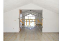 Villa con Giardino - A Villamaina, a soli 300 metri da Piazza Risorgimento, proponiamo in vendita una villa indipendente disposta su tre livelli, di complessivi mq. 300,00 oltre giardino di mq. 350,00 ca. ideale per chi è alla ricerca di ampi spazi e di una soluzione abitativa versatile.