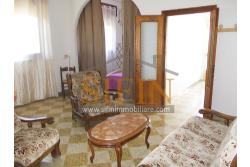 Villa con Giardino - A Villamaina, a soli 300 metri da Piazza Risorgimento, proponiamo in vendita una villa indipendente disposta su tre livelli, di complessivi mq. 300,00 oltre giardino di mq. 350,00 ca. ideale per chi è alla ricerca di ampi spazi e di una soluzione abitativa versatile.