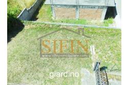 Villa con Giardino - A Villamaina, a soli 300 metri da Piazza Risorgimento, proponiamo in vendita una villa indipendente disposta su tre livelli, di complessivi mq. 300,00 oltre giardino di mq. 350,00 ca. ideale per chi è alla ricerca di ampi spazi e di una soluzione abitativa versatile.