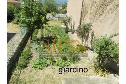 Villa con Giardino - A Villamaina, a soli 300 metri da Piazza Risorgimento, proponiamo in vendita una villa indipendente disposta su tre livelli, di complessivi mq. 300,00 oltre giardino di mq. 350,00 ca. ideale per chi è alla ricerca di ampi spazi e di una soluzione abitativa versatile.