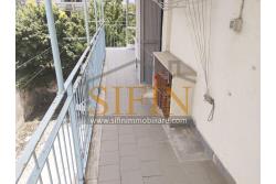 Appartamento con garage - Fontanarosa Rione Matteotti, nella prima periferia del paese, proponiamo in vendita un pratico e luminoso appartamento di mq. 94,00 ca. situato al secondo piano di una piccola palazzina composta da soli 4 appartamenti.