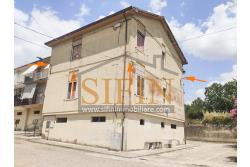 Appartamento con garage - Fontanarosa Rione Matteotti, nella prima periferia del paese, proponiamo in vendita un pratico e luminoso appartamento di mq. 94,00 ca. situato al secondo piano di una piccola palazzina composta da soli 4 appartamenti.