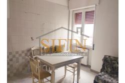 Appartamento con garage - Fontanarosa Rione Matteotti, nella prima periferia del paese, proponiamo in vendita un pratico e luminoso appartamento di mq. 94,00 ca. situato al secondo piano di una piccola palazzina composta da soli 4 appartamenti.
