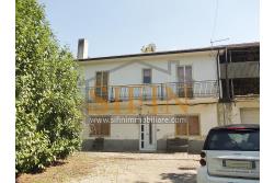 Casa con Giardino - Casa semi-indipendente con giardino Contrada Bosco di Montagliano In posizione tranquilla e panoramica, immersa nel verde ma comodamente collegata, a soli 20 minuti dal casello autostradale A16 di Grottaminarda, proponiamo in vendita una casa semi-indipendente di mq. 220,00 ca. con corte e giardino privato di mq. 650,00 ca.
