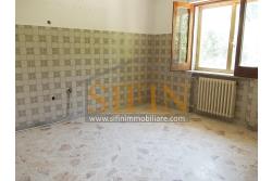 Casa con Giardino - Casa semi-indipendente con giardino Contrada Bosco di Montagliano In posizione tranquilla e panoramica, immersa nel verde ma comodamente collegata, a soli 20 minuti dal casello autostradale A16 di Grottaminarda, proponiamo in vendita una casa semi-indipendente di mq. 220,00 ca. con corte e giardino privato di mq. 650,00 ca.