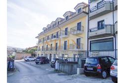 Mansarda Nuova Costruzione - Grottaminarda, in zona semicentrale e riservata, a soli 300 metri da Corso Vittorio Veneto, proponiamo in vendita una splendida mansarda di nuova costruzione in Classe Energetica A, ubicata al terzo piano in un signorile ed esclusivo contesto di soli 6 appartamenti dotato di cappotto termico esterno ed ascensore di nuova generazione. L'abitazione sviluppa una superficie di circa 135,00 mq commerciali, oltre a un comodo garage di 20,00 mq